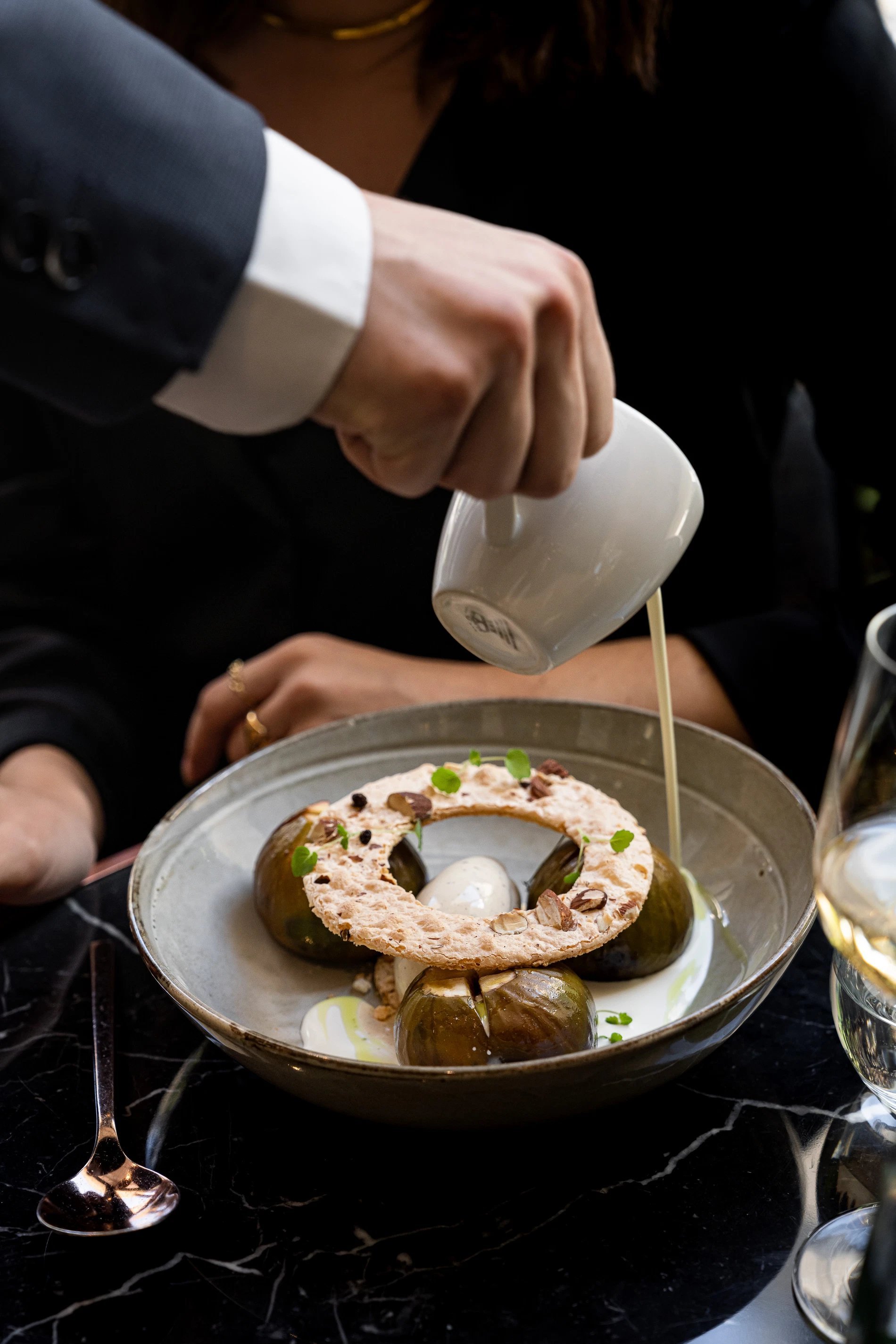 Présentation raffinée d'un plat d'Odette l'auberge urbaine.