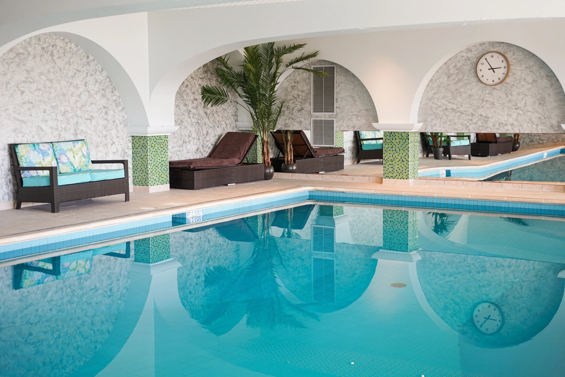 Indoor spa at La Côte Saint Jacques featuring a heated pool, elegant arches and a serene atmosphere in Burgundy