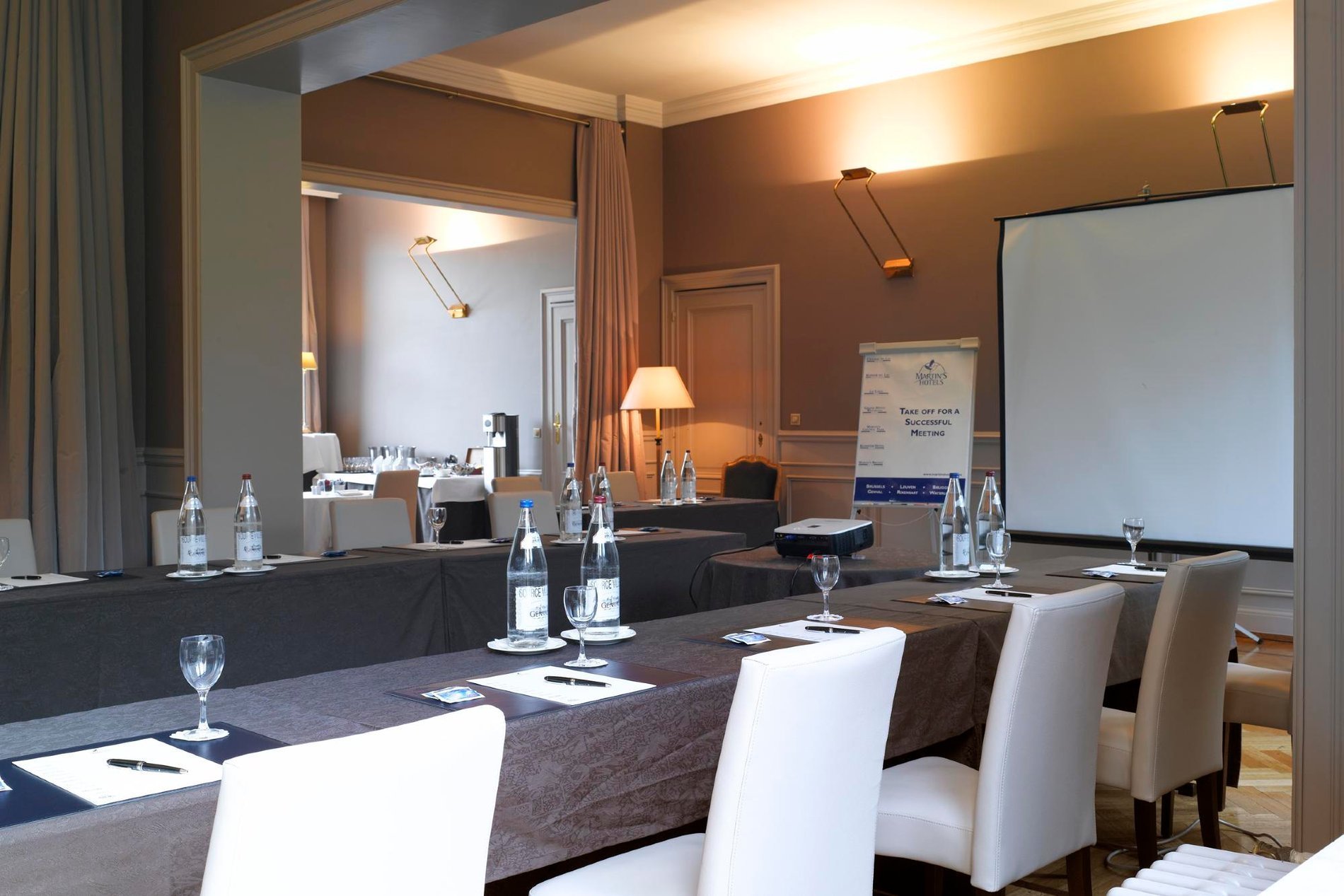 Salle de conférence conviviale pour réunions professionnelles.