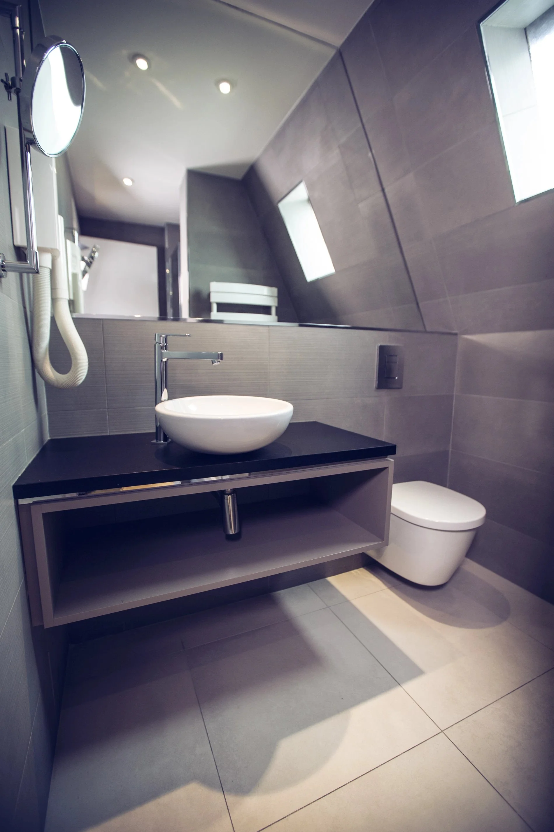 Salle de bain moderne au Timhotel, avec équipements de luxe