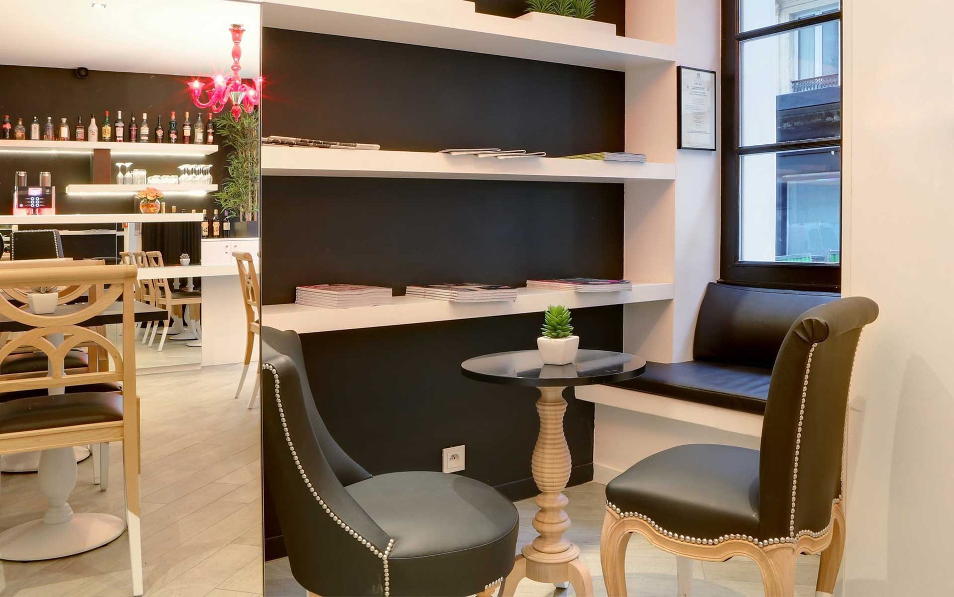 Coin salon élégant avec fauteuils et table basse dans l'hôtel Best Western Premier Faubourg 88