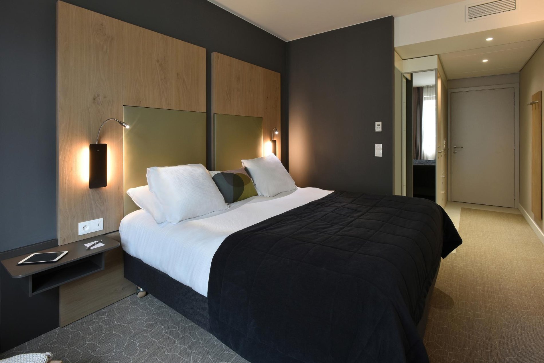 Elegante kamer met tweepersoonsbed en toegang tot eigen badkamer