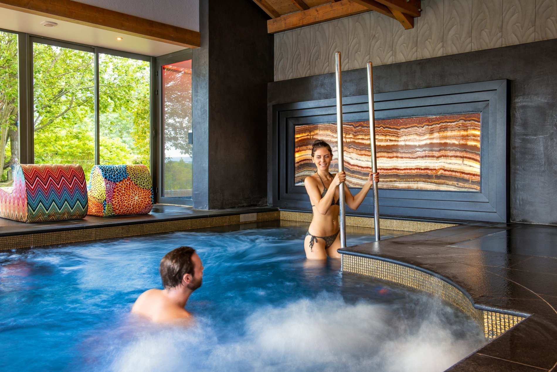 Hotel Les Trésoms | Mont Spa Annecy Couple relaxing in the pool, moment of relaxation and well-being, revitalizing spa treatments for body and mind