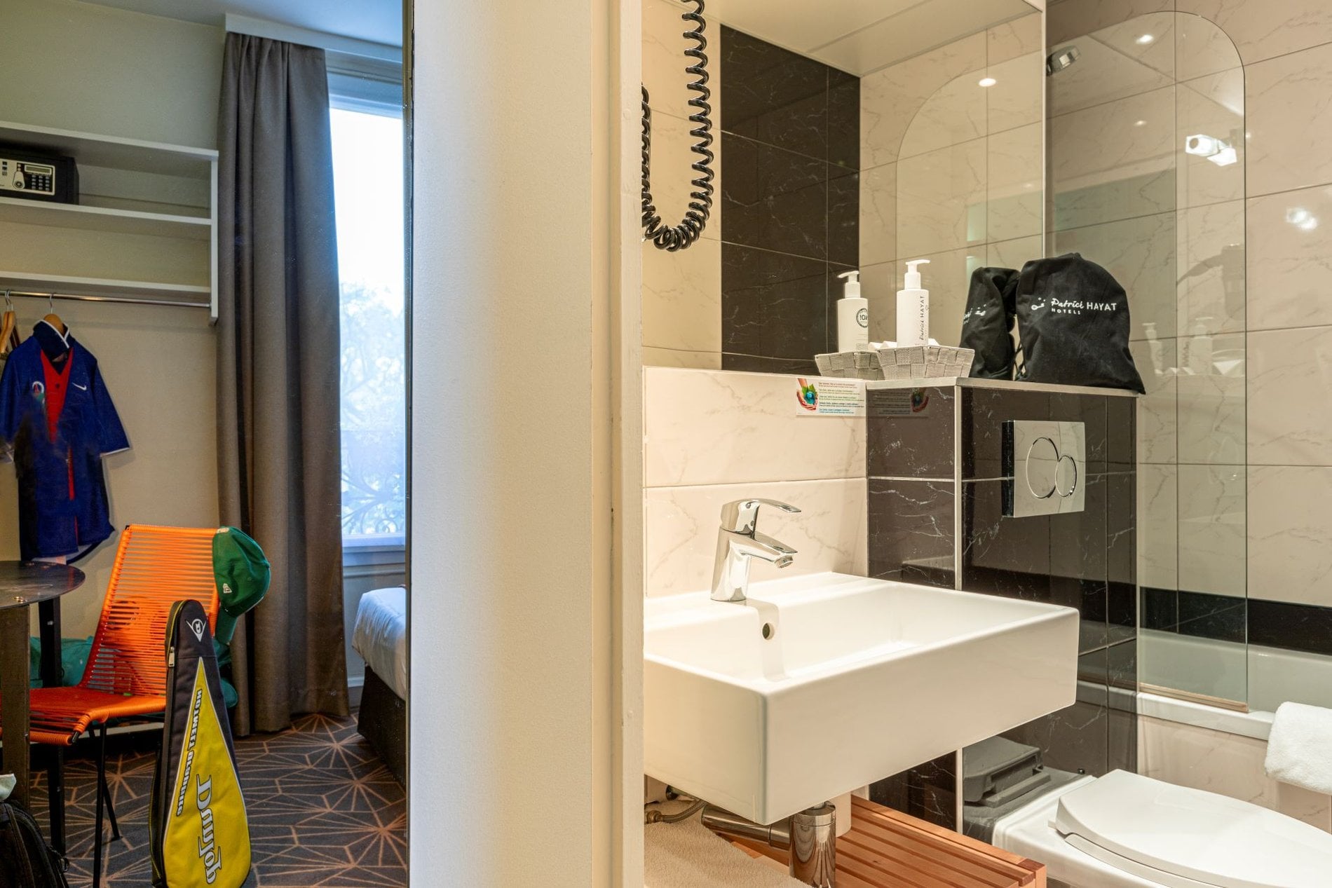 Chambre Classique Double Olympic à Boulogne-Billancourt avec salle de bain privative, espace bureau et décoration inspirée du tennis.