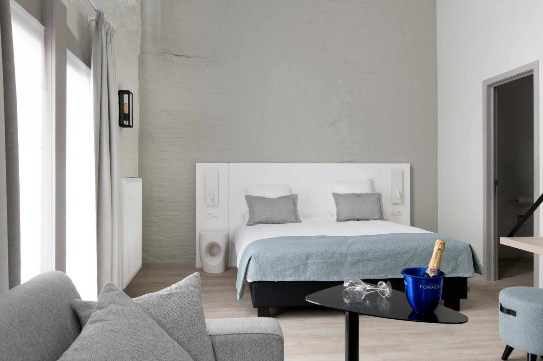 Modernes Zimmer mit Sitzecke und freiem Blick im Martin's Brugge