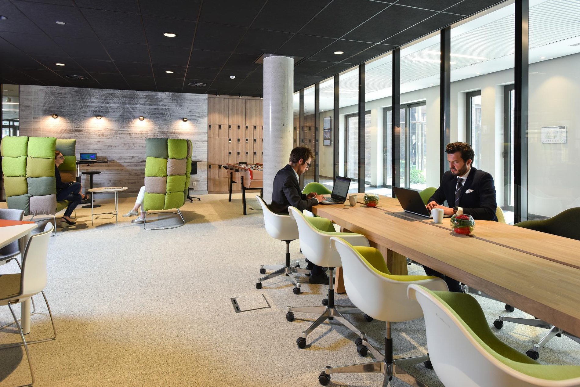 Moderner und heller Coworking-Bereich für Ihre Besprechungen und Austausche.