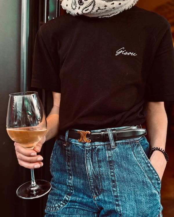 Les T-Shirts Gisou sont enfin dispo 🌸🫶🏼 #gisou #gisoumontmartre #baravin #baracocktails #paris #montmartre