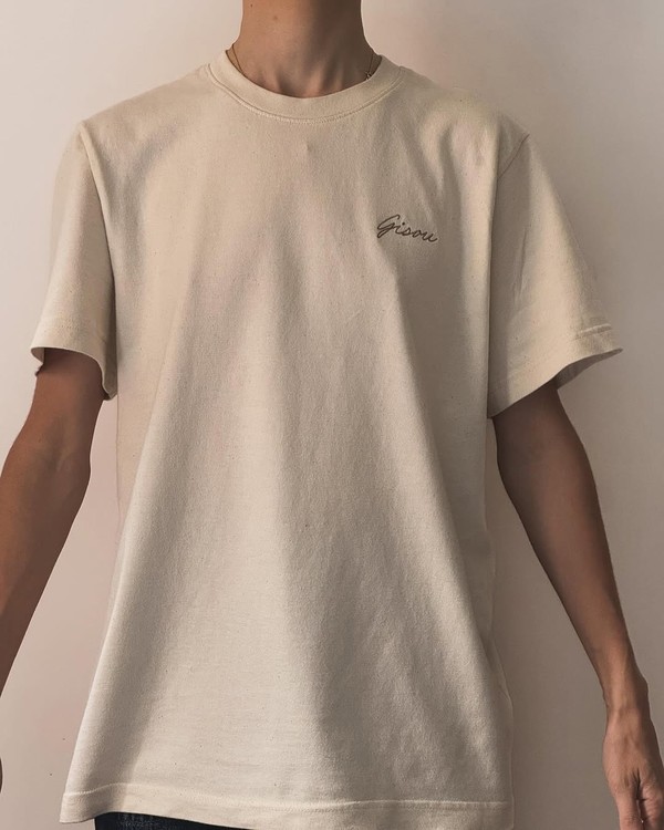 Les 3 couleurs sont là 🤎🤍🖤

T-shirts coupe oversize, tailles unisexe du XS au XXL.

Détails :

Crème : broderie poitrine + imprimé dos : 39€
Blanc : broderie poitrine uniquement couleur vert : 35€
Noir : broderie poitrine + imprimé dos : 39€

🛍️Intéressé(e) ? DM pour recevoir un lien de paiement ou passe directement au bar pour récupérer et payer sur place !

Quantités limitées