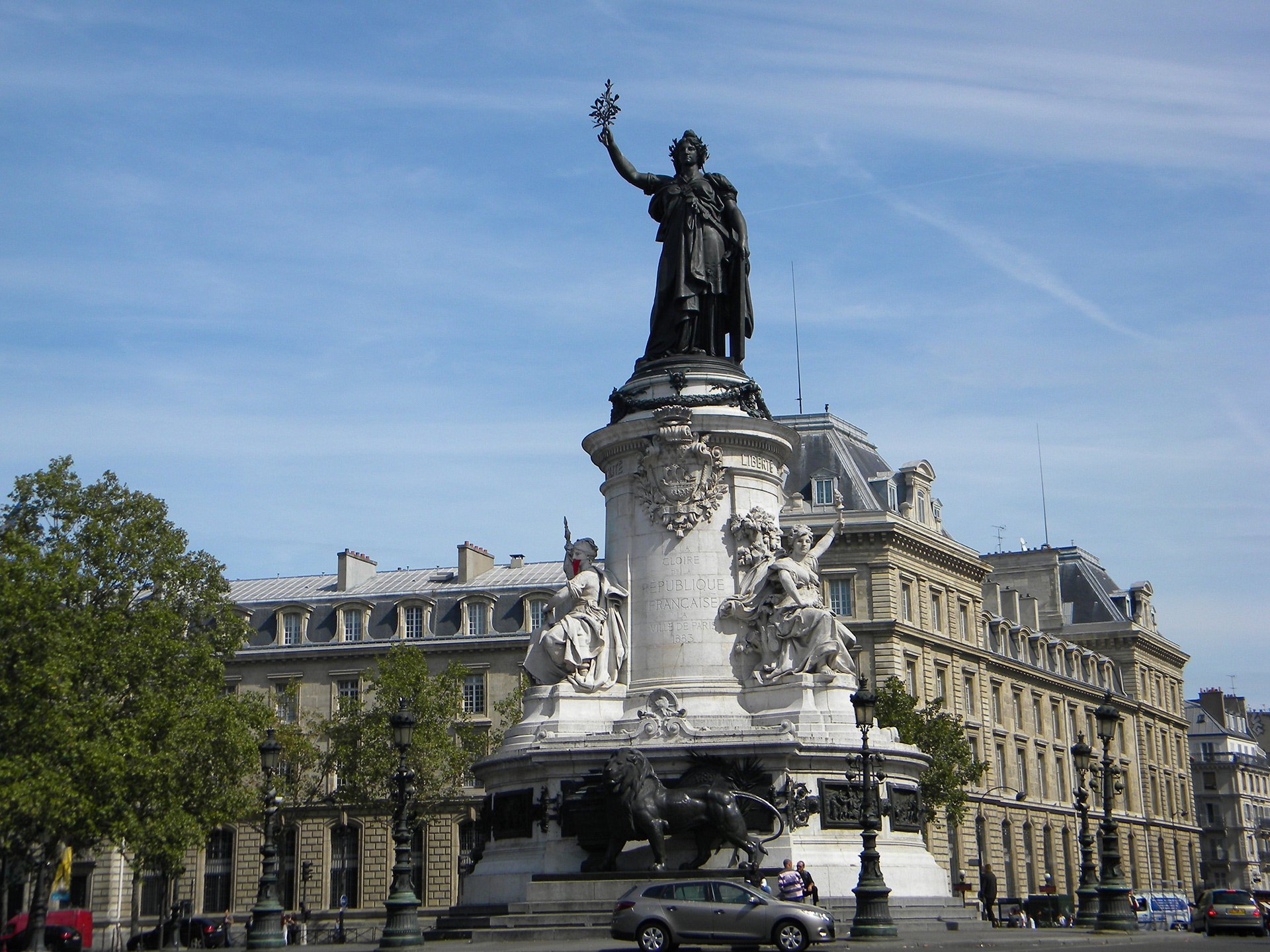 168/Photos/Quartier_ldd/Place_de_la_Republique_Monument_for_Gloire_de_la_Republique_Francaise_2-optimisee.jpg