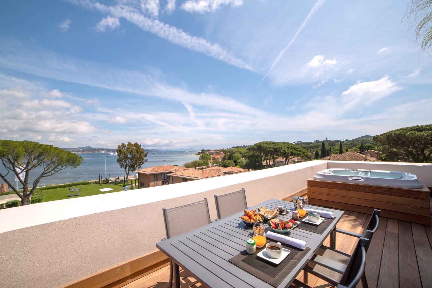 18/2025/Contenus/Photos/Chambres/ASTON_MARTIN_-_SUITE_WHITE_SEA/300_terrasse__Cow.jpg
