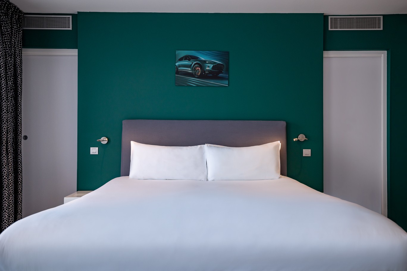 18/2025/Contenus/Photos/Chambres/ASTON_MARTIN_-_SUITE_WHITE_SEA/IMG_8313_Cow.jpg