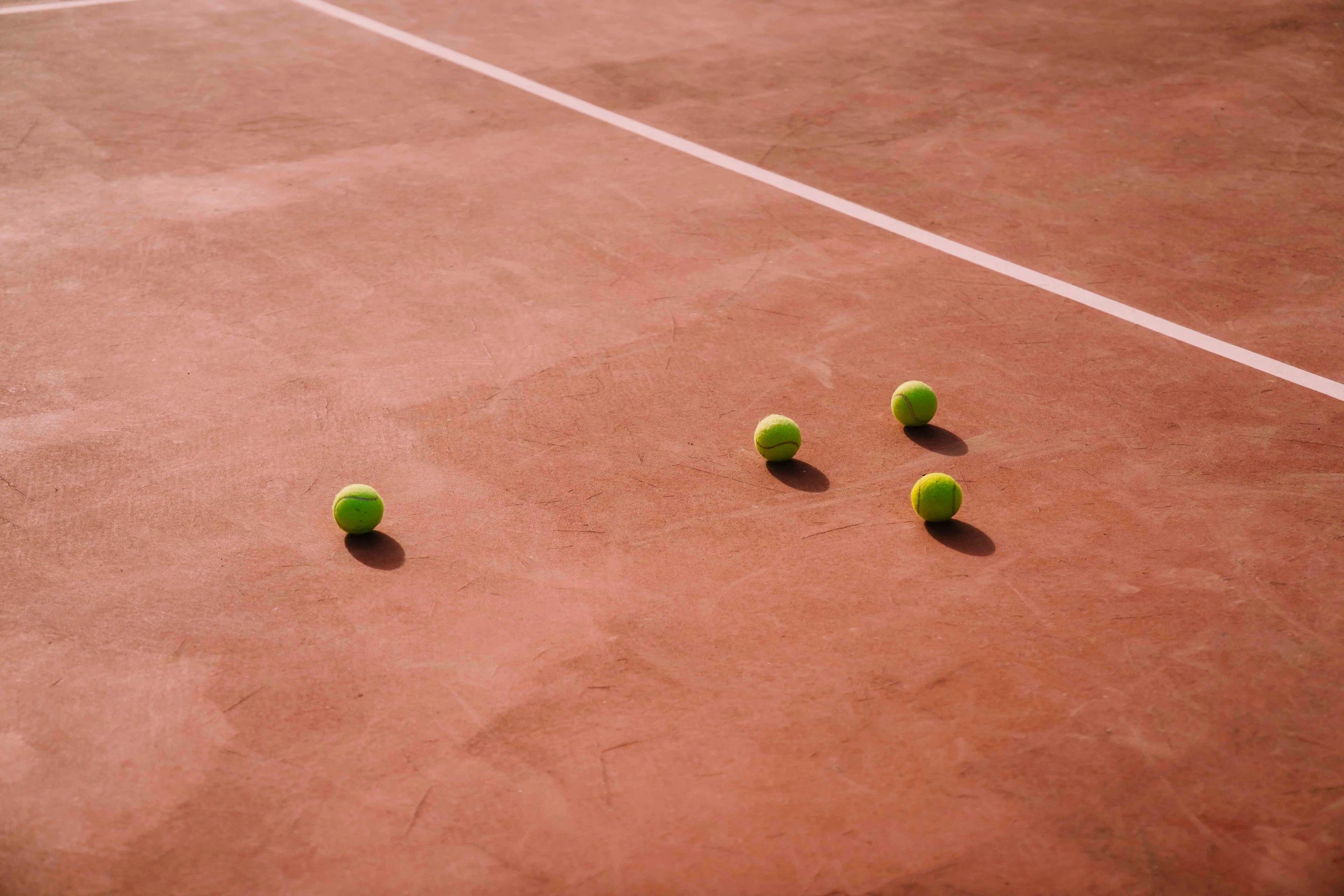 18/Activites_/four-tennis-balls-court.jpg