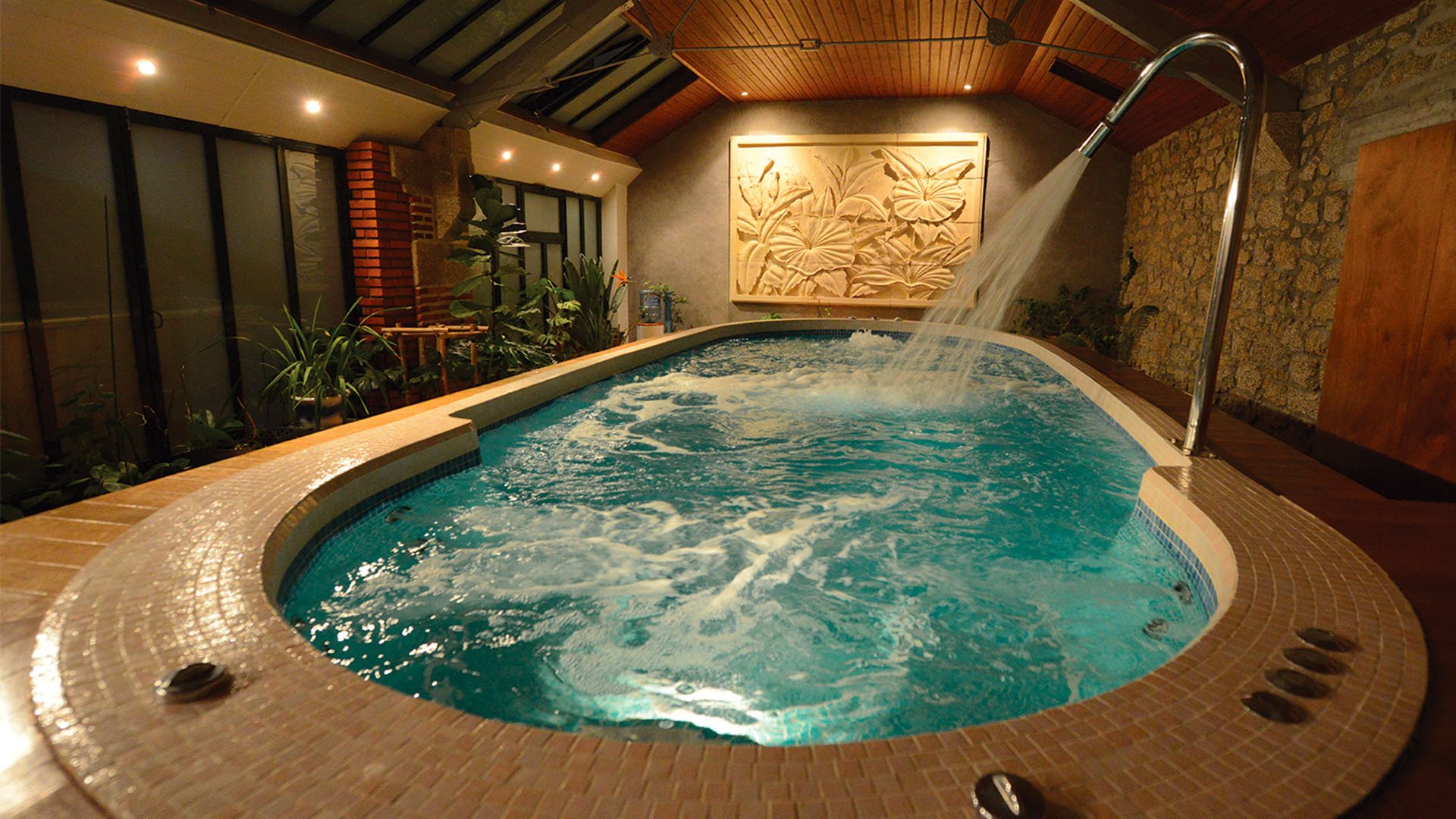 Château du Boisniard 5 étoiles le Boisniard Puy du Fou France piscine intérieure