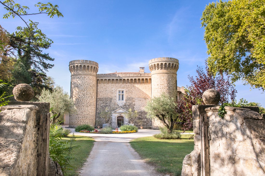 Boutique-hôtel 5* en Provence - Château de Massillan - Chef Mickael Furnion - restaurant étoilé Le M - exterieur