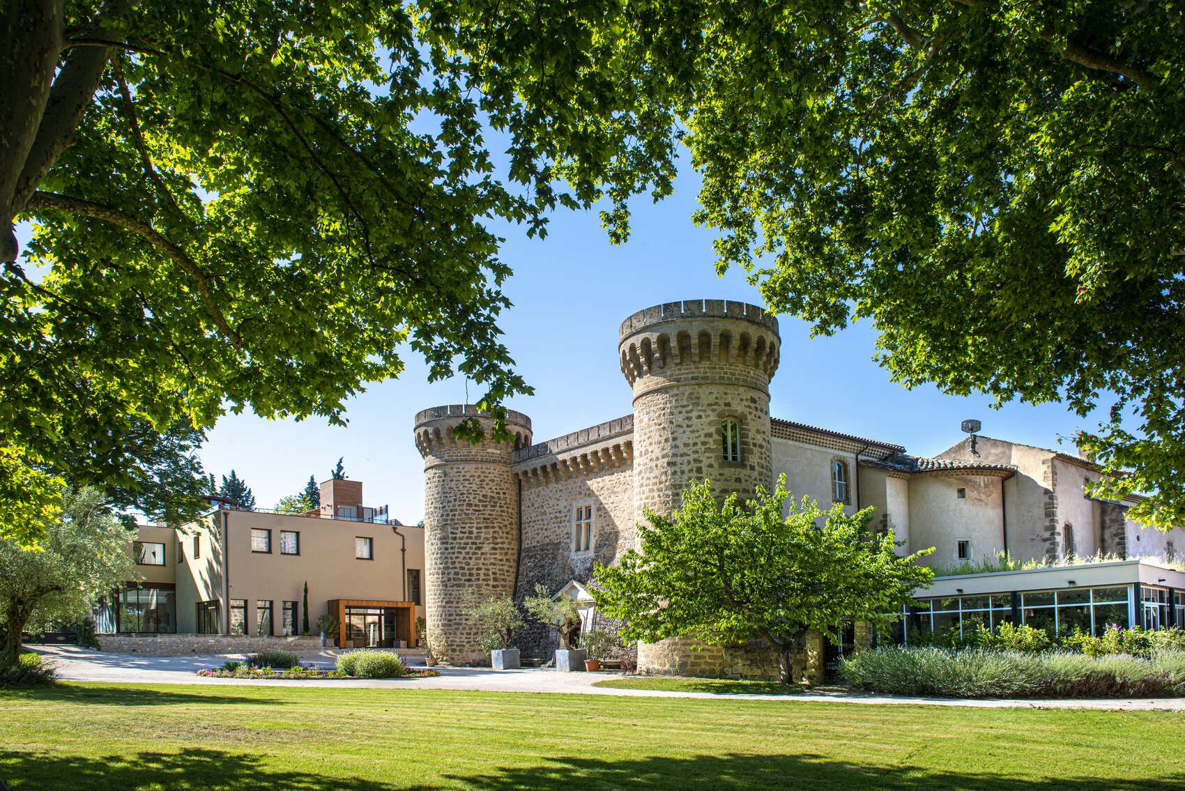 Boutique-hôtel 5* en Provence - Château de Massillan - Chef Mickael Furnion - restaurant étoilé Le M- extérieur