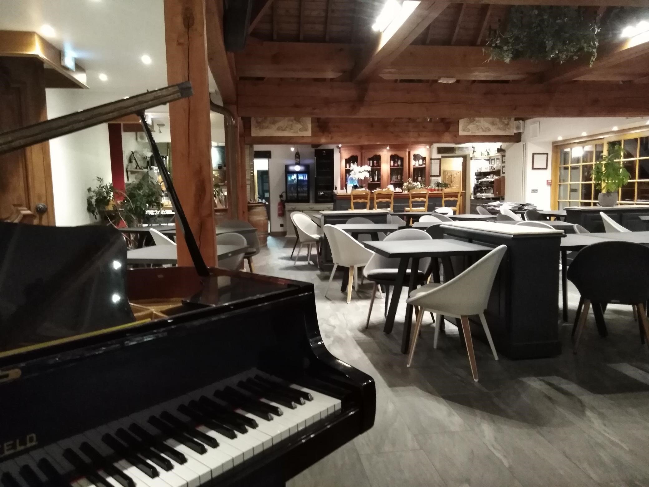 Salle de restauration dans notre hôtel spa restaurant pendant votre soirée étape en Normandie