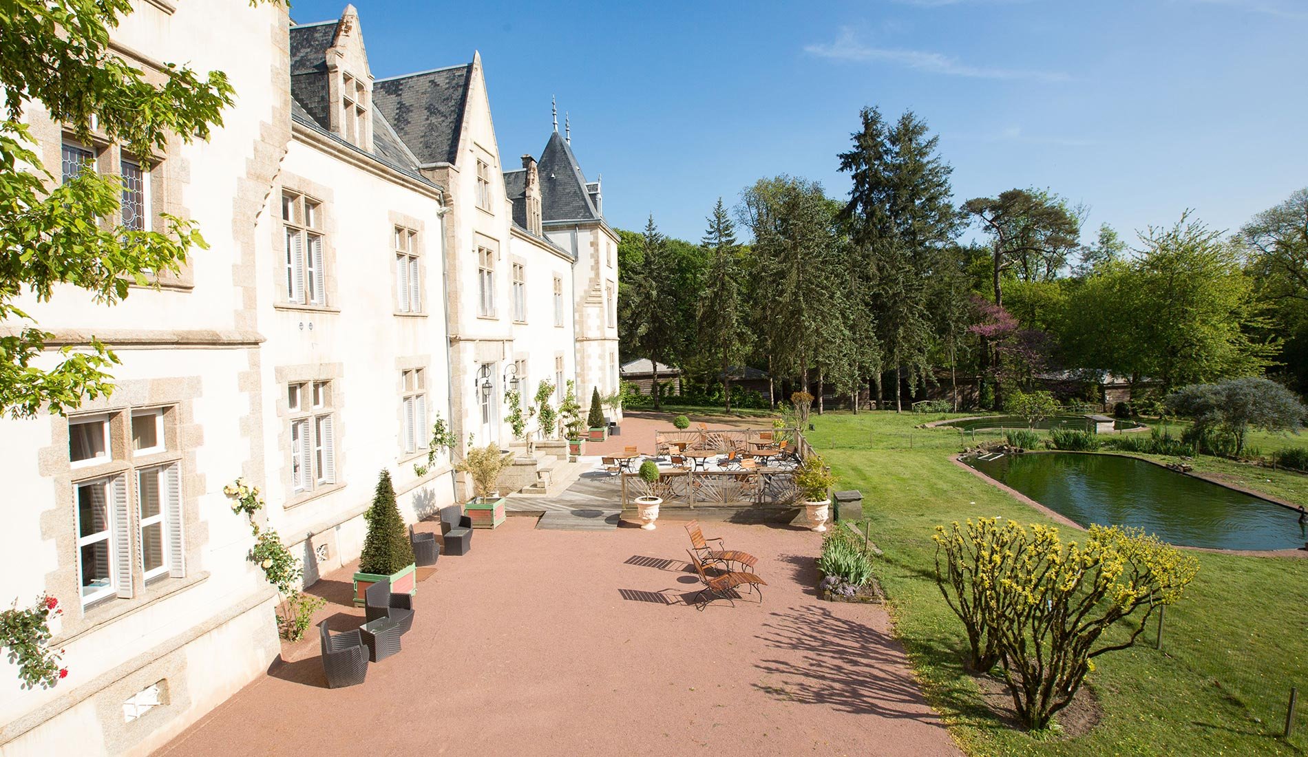 luxury hotel Chateau du Boisniard 5 stars Boisniard Puy du Fou France garden parc