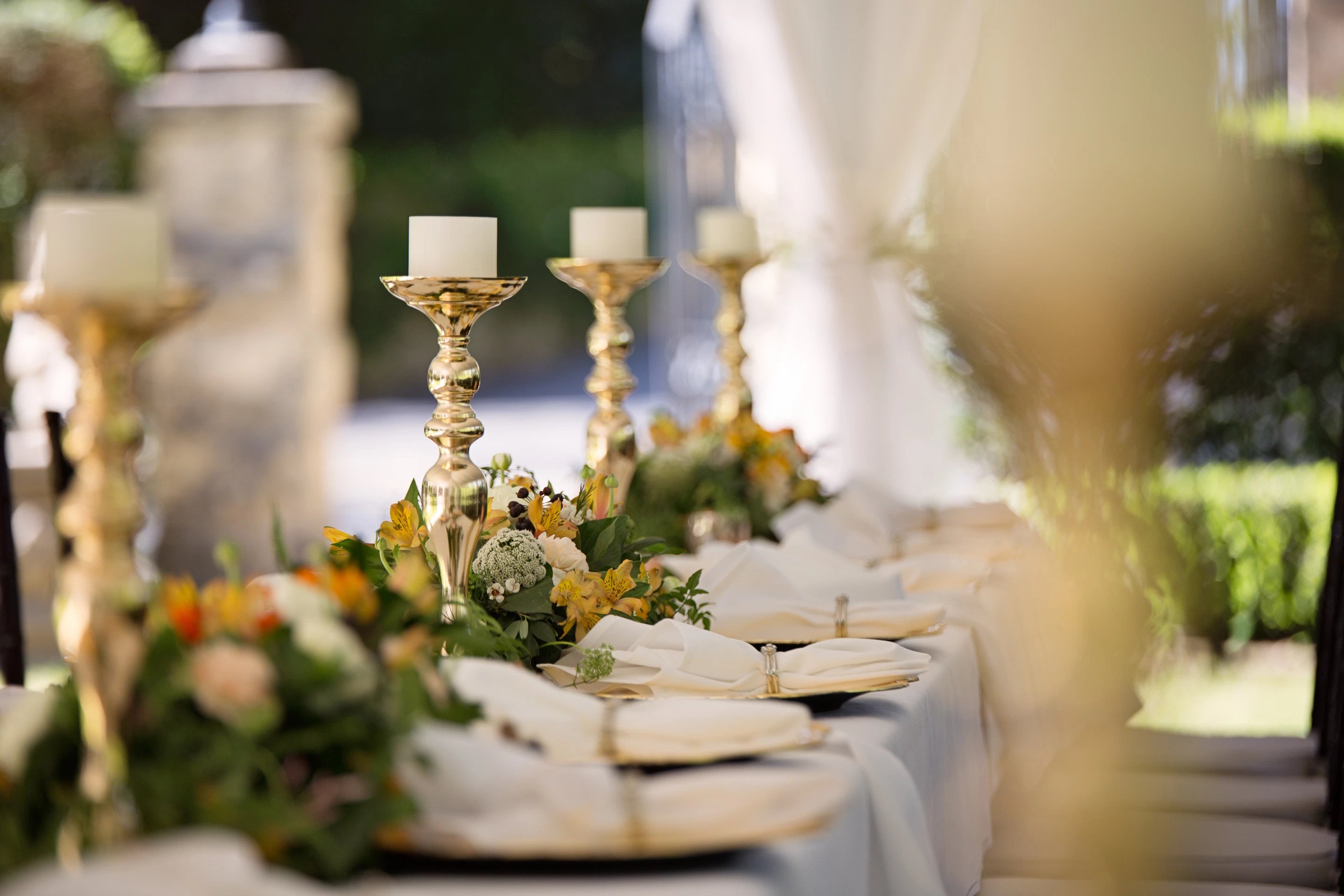 279/Chateau_le_Prieure/Mariage/selective-focus-of-candlesticks-on-table-with-wedding-set-up-1128783.jpg