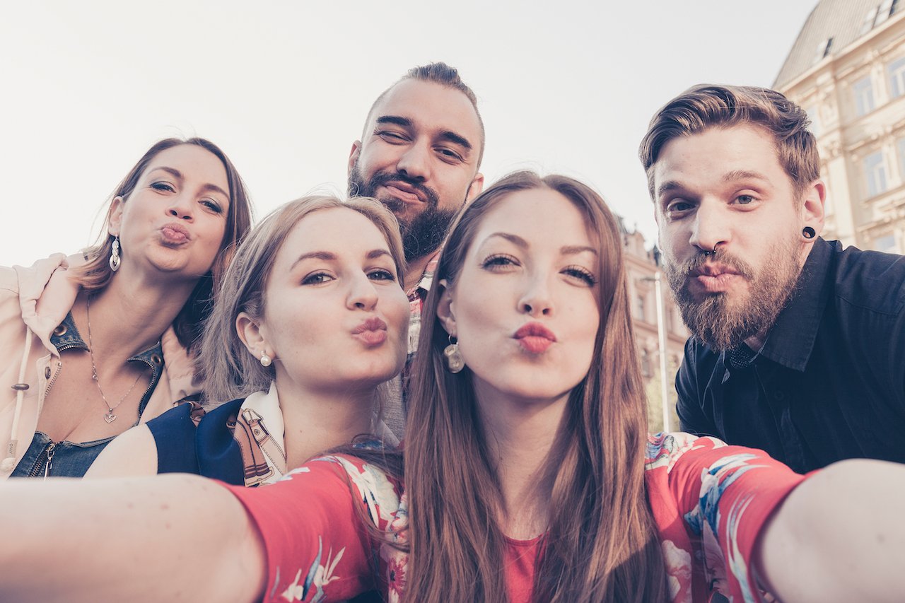 Rezydencje Tulip grupa podróżnych selfie