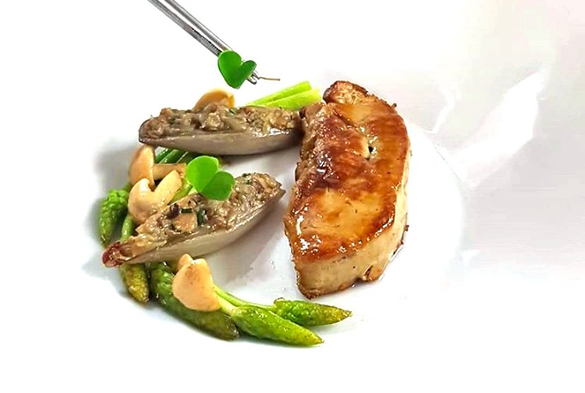 284/Photos/Gastronomie/Foie_gras_poele_mousserons_asperges_sauvages_et_bouillon_tourbe_aux_champignons.jpg