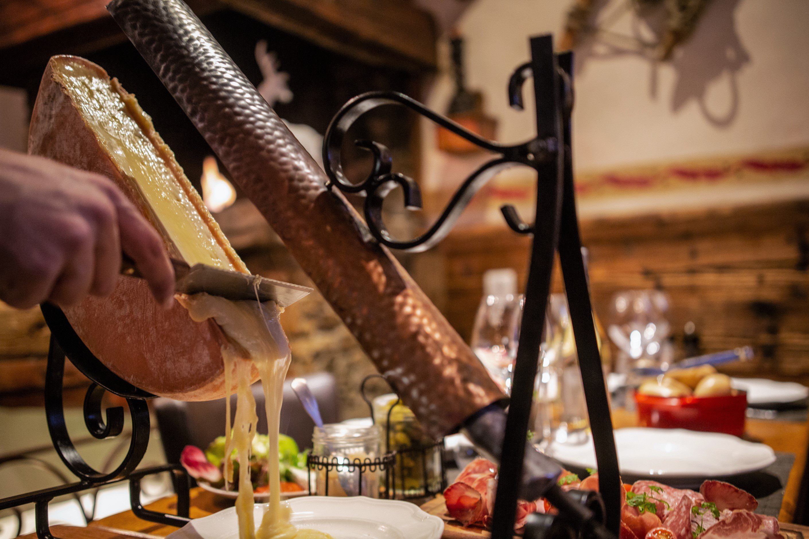 Appareil à raclette traditionnel - Photo de Le Caveau, Courchevel -  Tripadvisor