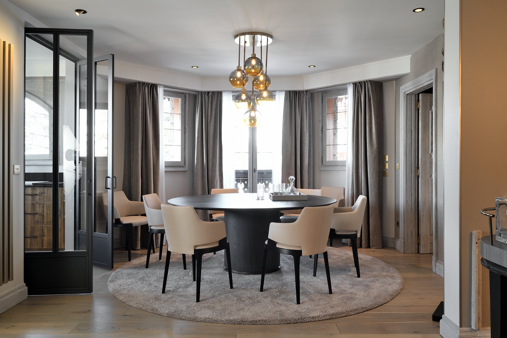 Refined dining room at Hôtel Le Strato in Courchevel with round table and modern chandelier