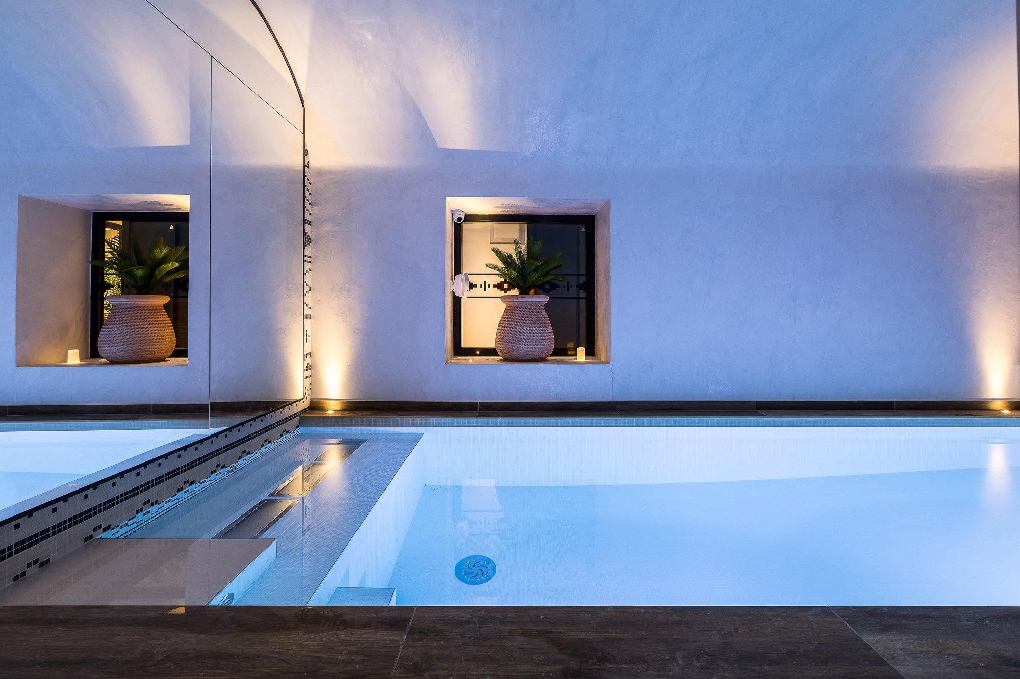 Vue de la piscine intérieure du spa du LAZ' Hotel Paris