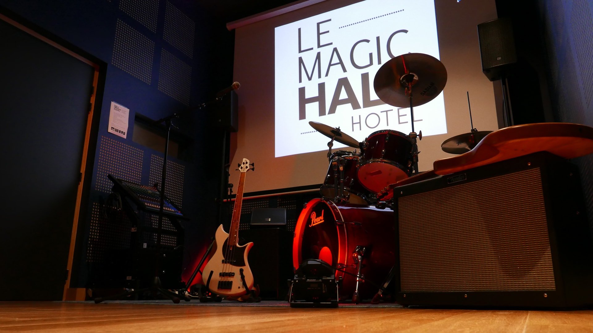 414/Photos/10_studio_de_musique/hotel-le-magic-hall-studio-musique-rennes-instruments-min.jpg