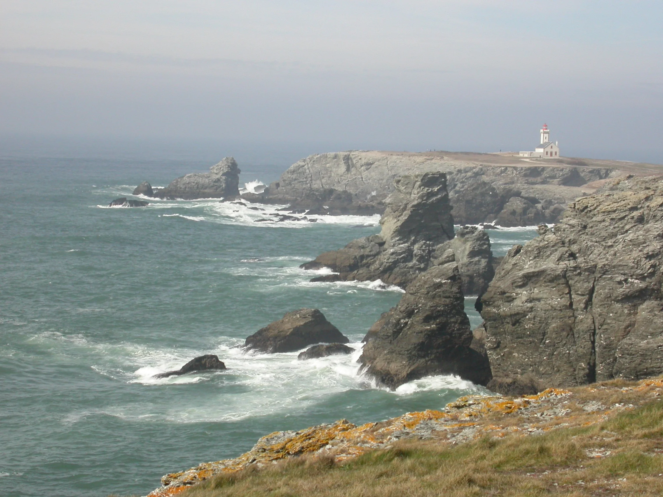Falaises de la C&ocirc;te Sauvage &agrave; Belle-&Icirc;le-en-Mer face &agrave; l&rsquo;oc&eacute;an Atlantique