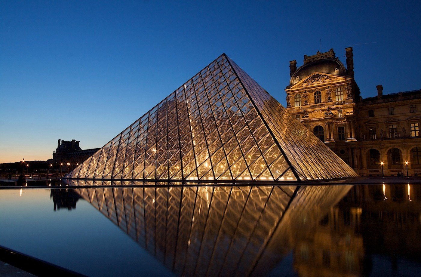457/Photos/Photos_Extérieurs/Photos_de_Paris/Pyramide-Louvre-Paris.jpg