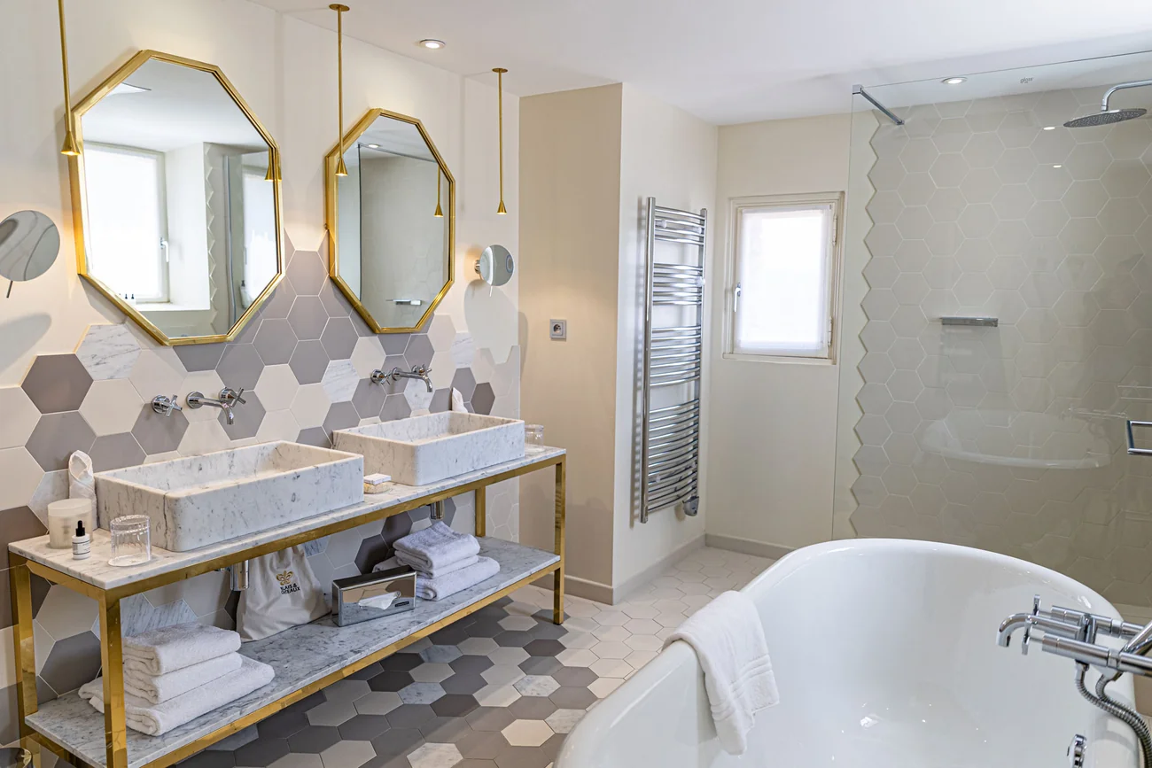Le Mas des Herbes Blanches, Bathroom of the Suite du Mas