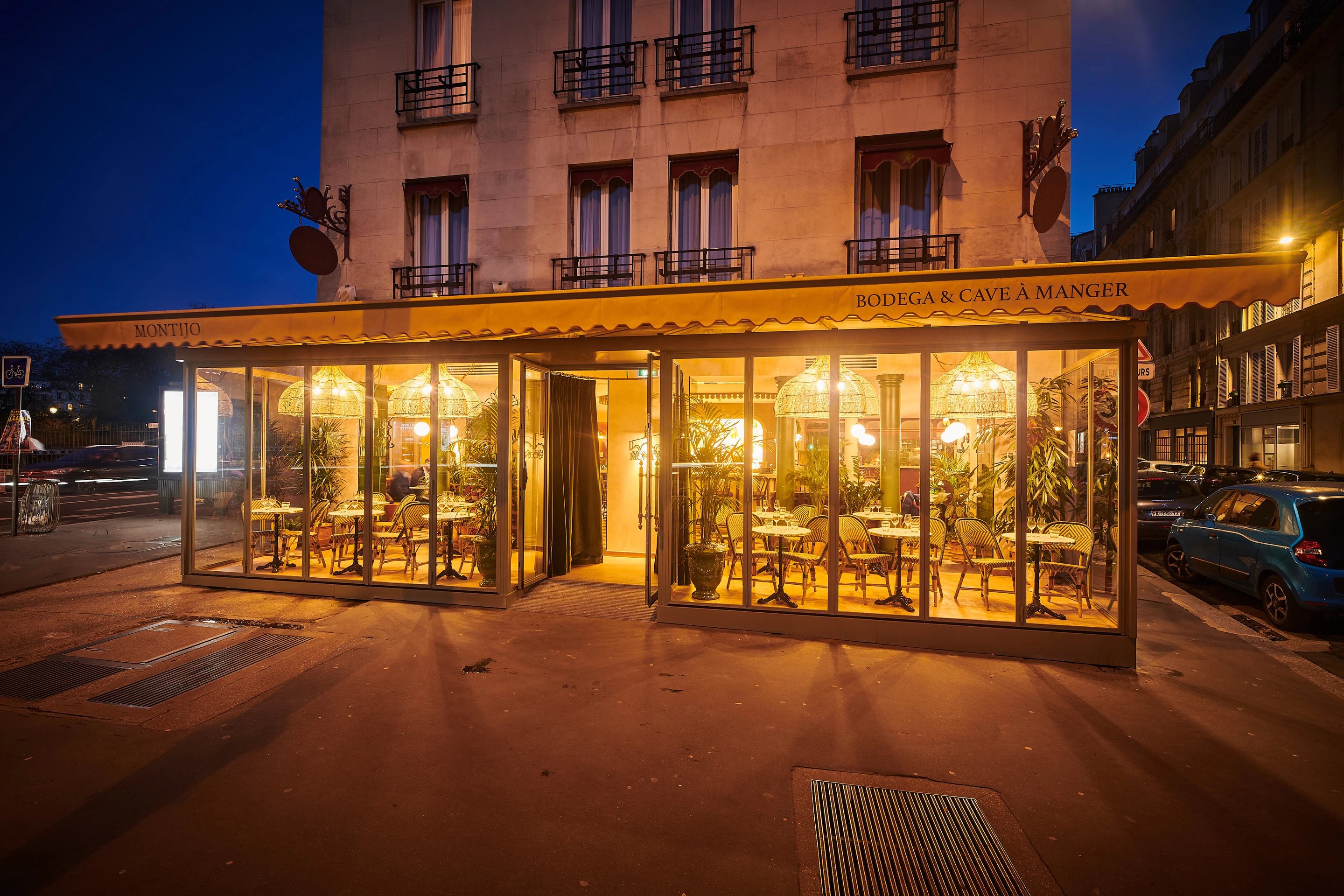 Villa Eugenie - Front Door - 4 Stars Hotel - Paris