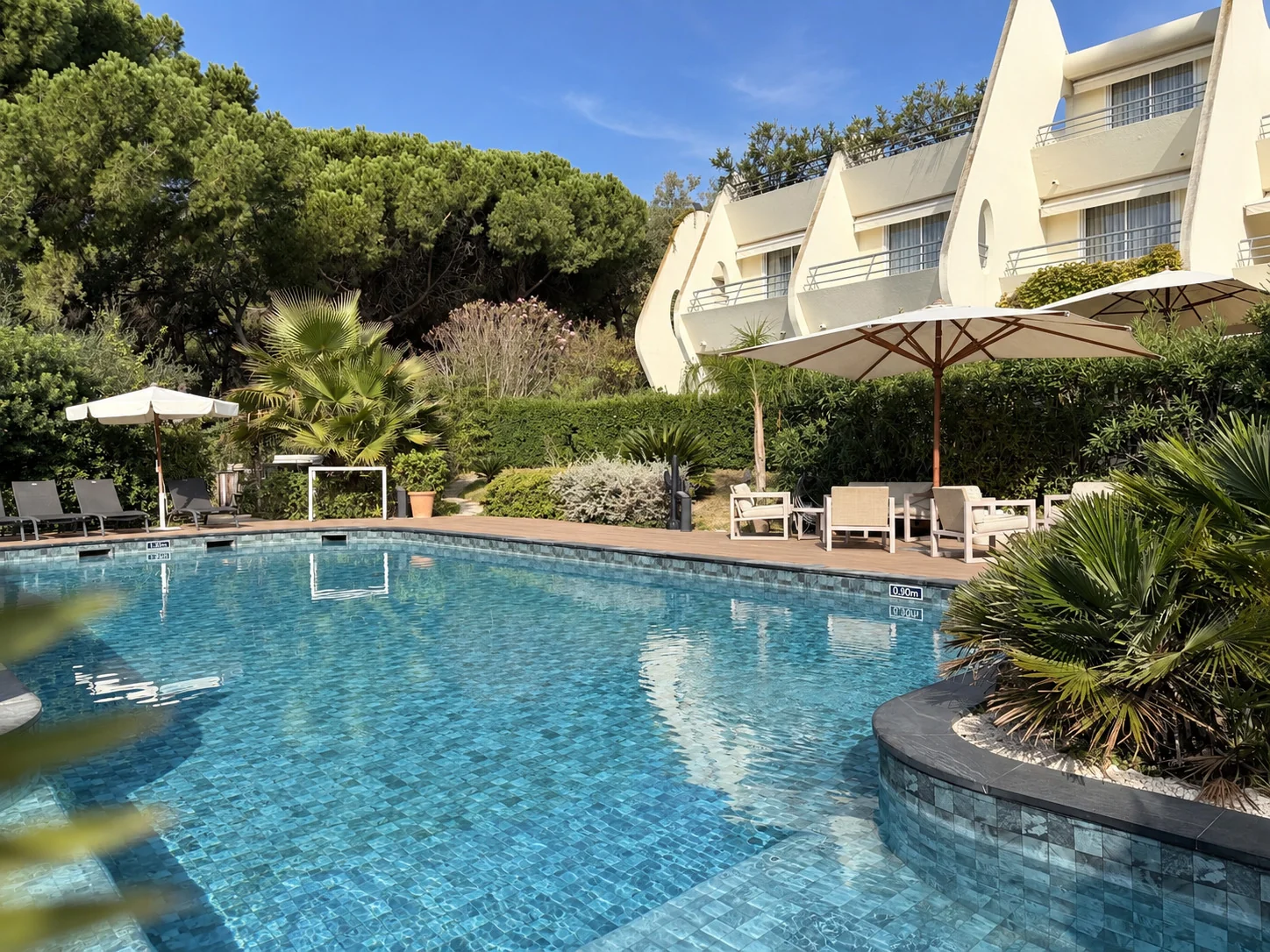 488/Photos/Exterieurs/Piscine_turquoise_dans_un_resort_verdoyant.jpg