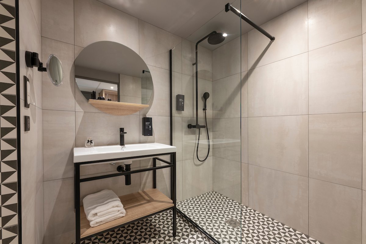 Salle de bain douche italienne miroir serviette hotel Joinville le Pont