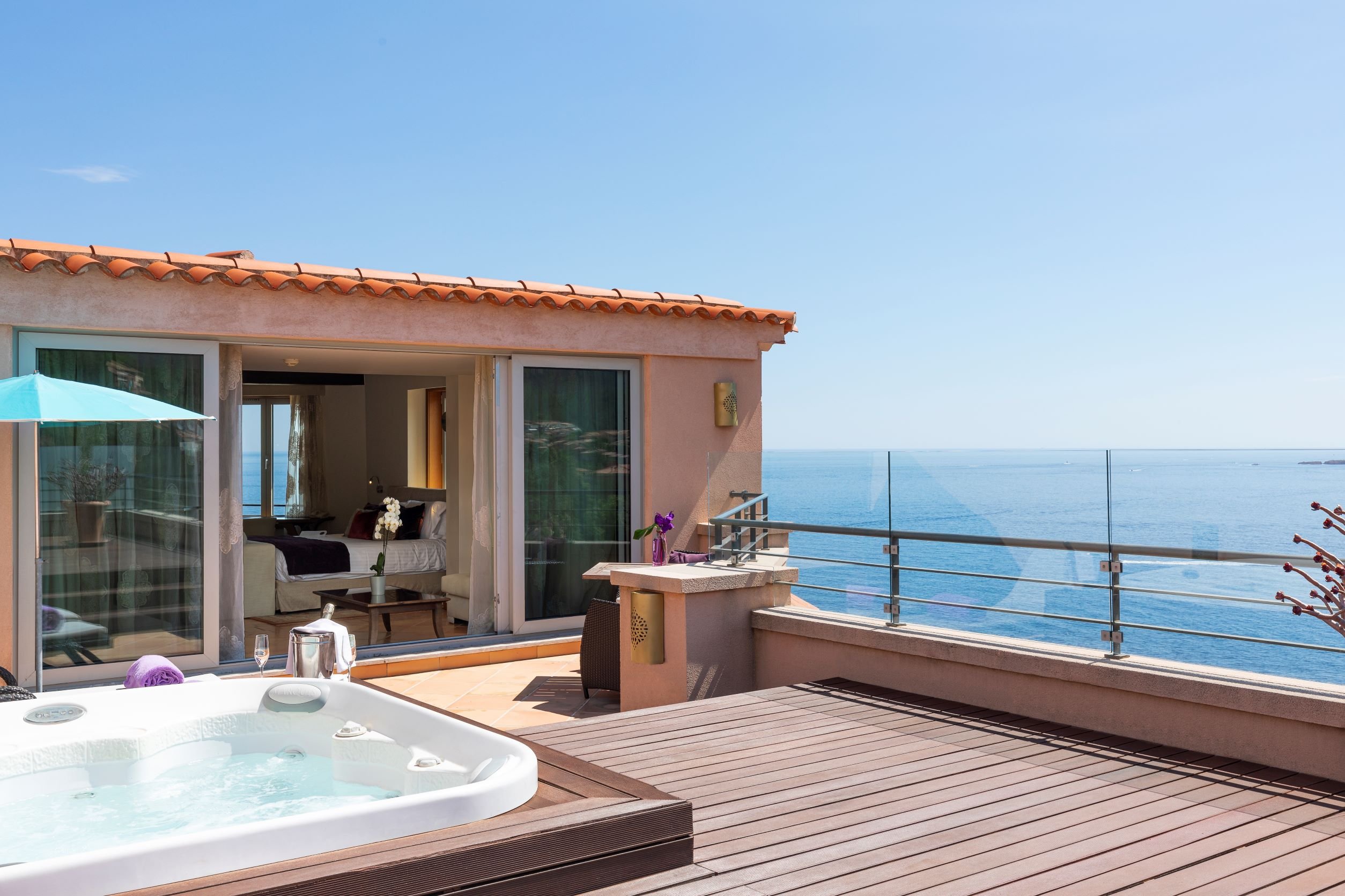 Tiara Yaktsa | Rooftop Suite with Jacuzzi near Cannes