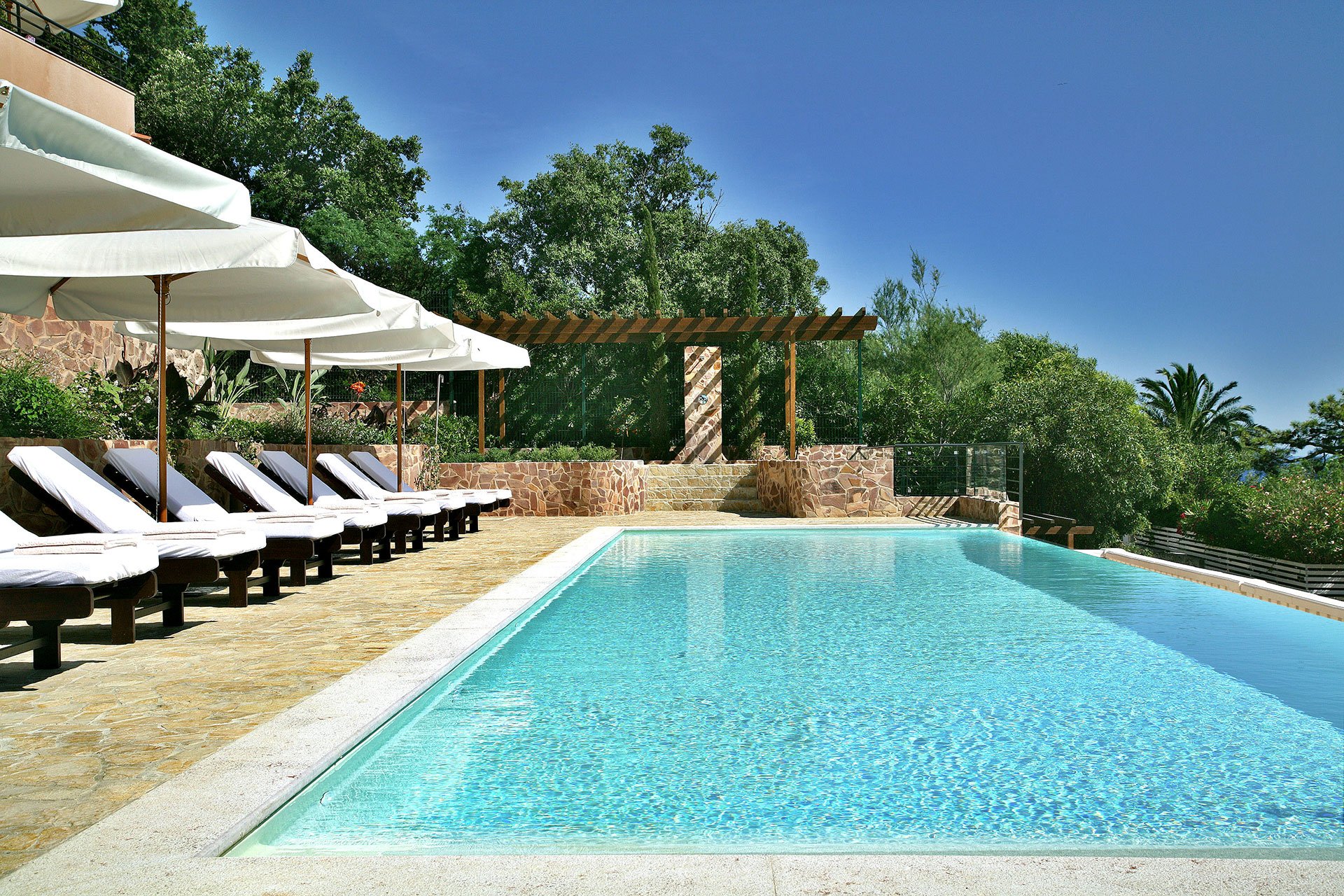 Tiara Yaktsa | Hôtel de Luxe avec piscine et plage privée à Cannes