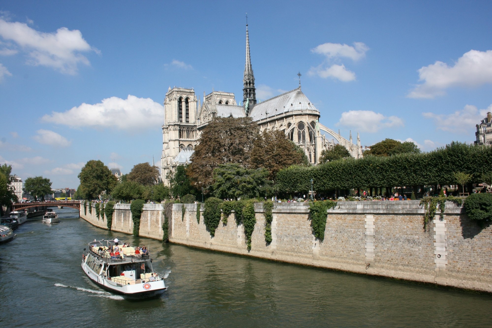 521/Photos_Paris/boat-chateau-palace-paris-river-canal-929085-pxhere_com.jpg