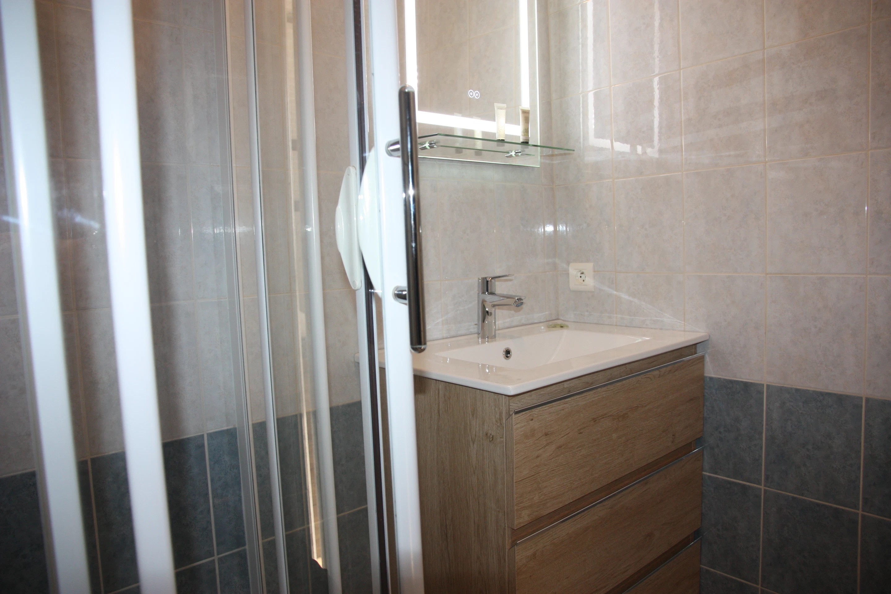 573/Photos/Logements/Studio_RIOM_2eme_etage_droite/IMG_5277.JPG