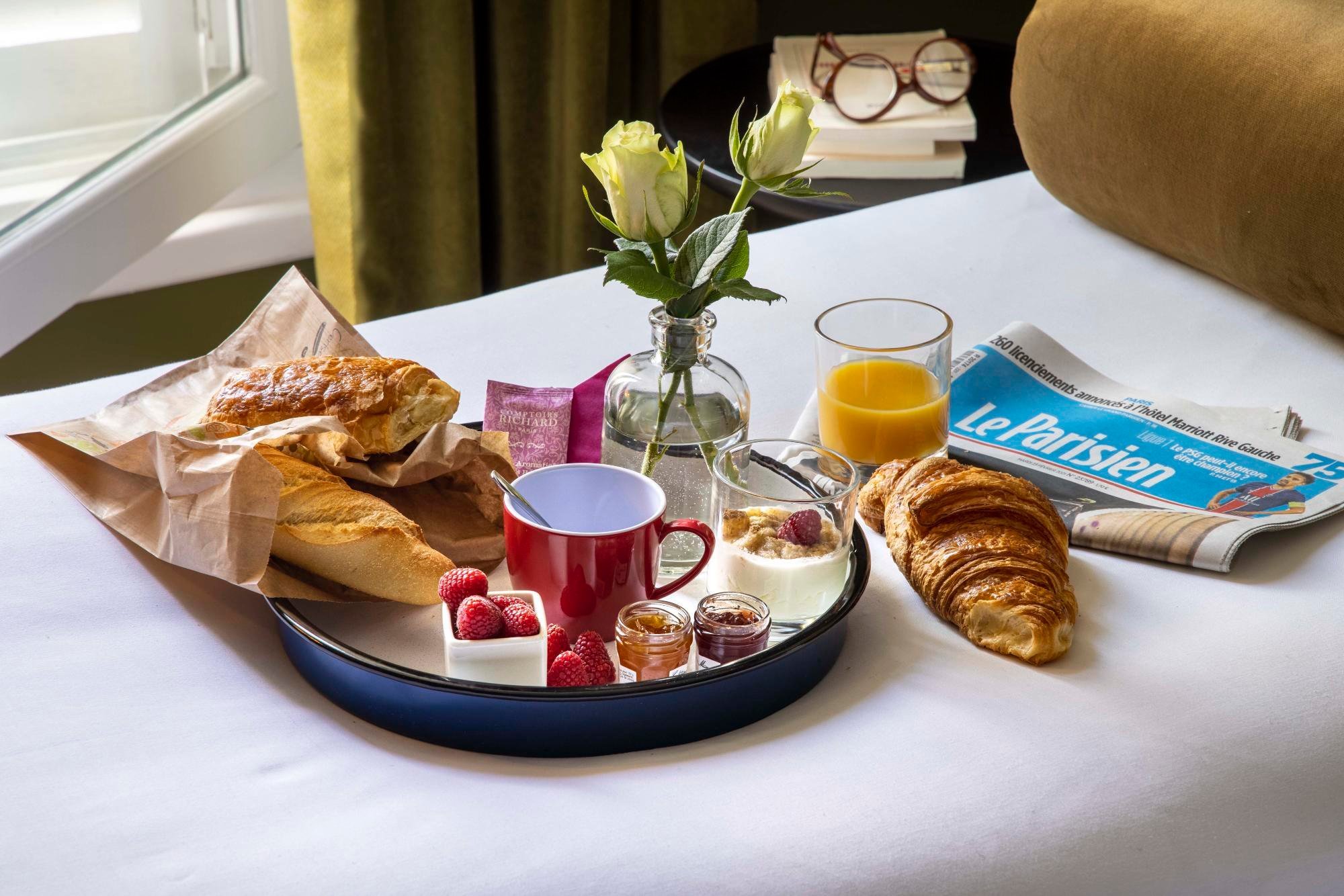 Plateau petit déjeuner au lit, très bon et très frais !! - Picture of Hotel  Banke Opera, Autograph Collection, Paris - Tripadvisor