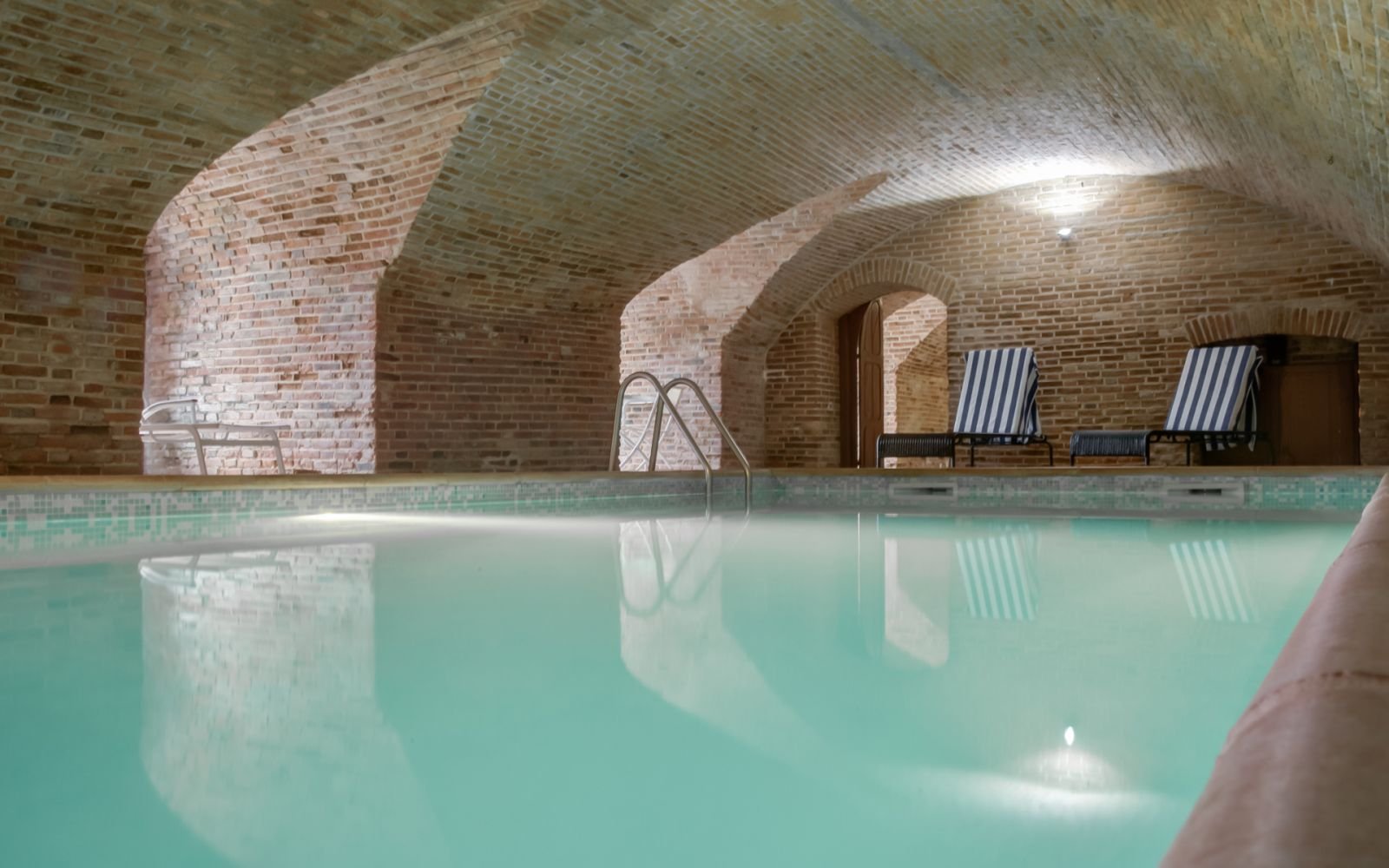 Indoor pool Chateau Maulmont