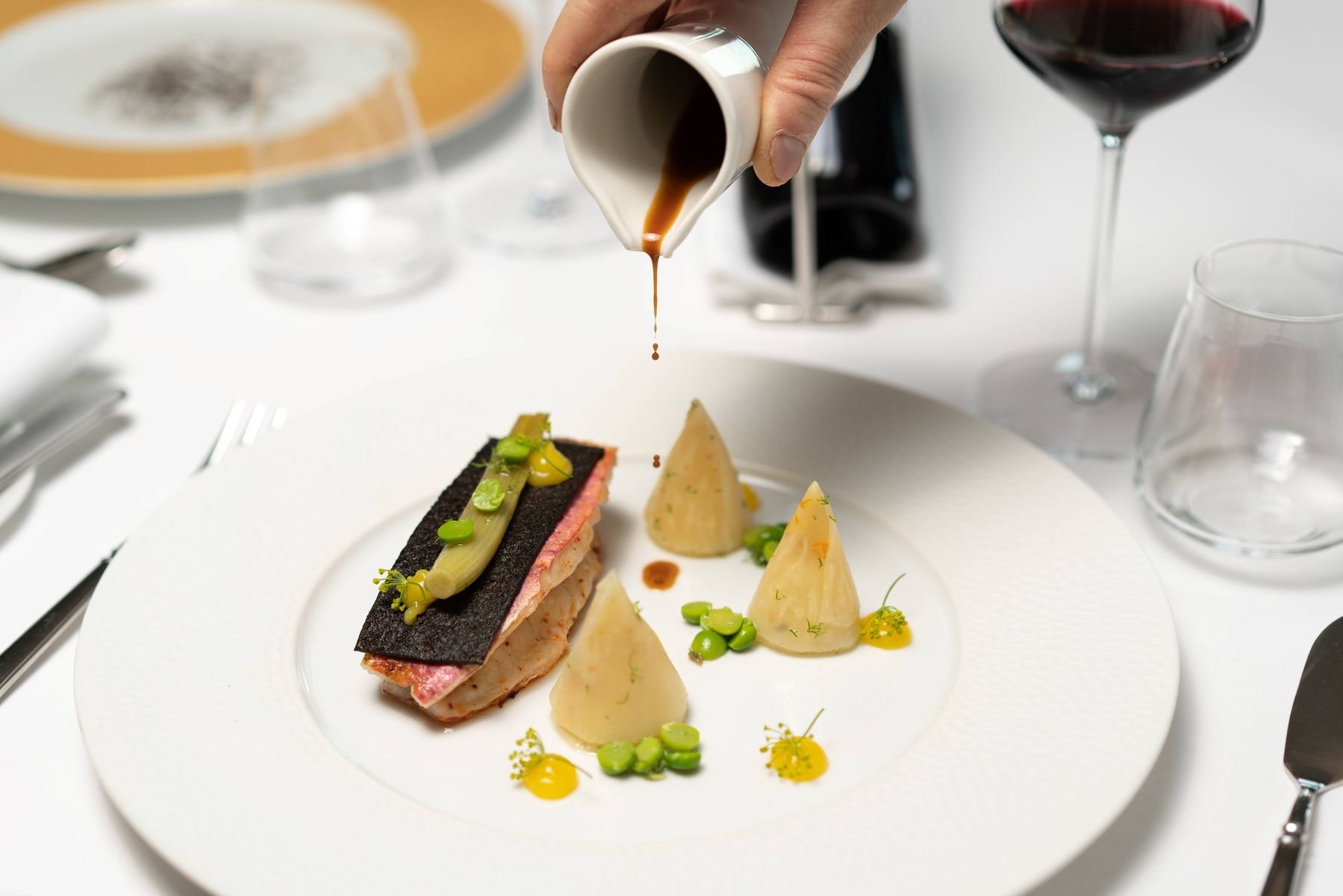 Younan Collection | LE CASTELLANE | CHÊNEHUTTE-TRÈVES-CUNAULT, FRANCE | Restaurant Gastronomique